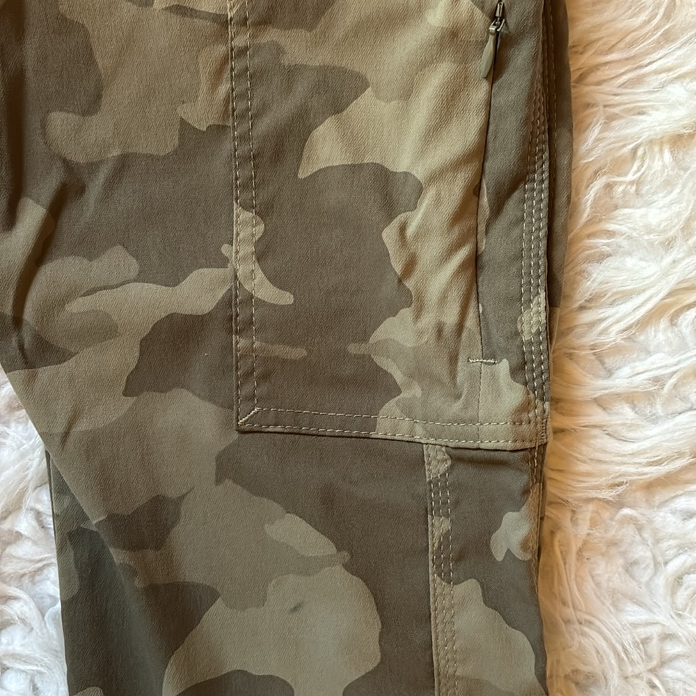 Prana Green Camo Sky Canyon Joggers, Size 0 - Picture 14 of 16